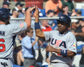第2回ワールド・ベースボール・クラシック（%%2009 World Baseball Classic%%）強化試合、トロント・ブルージェイズ（%%Toronto Blue Jays%%）対米国。本塁に生還し、チームメイトとハイタッチを交わす米国のカーティス・グランダーソン（%%Curtis Granderson%%、右）。試合は米国が5-6でサヨナラ負けを喫した。（2009年3月4日撮影）(c)AFP/Getty Images/Al Messerschmidt