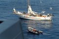 ソマリア沖のアデン湾（Gulf of Aden）でフランスのヨット「Tanit」号が海賊に乗っ取られた事件で、人質を解放するよう海賊を説得するためボートでヨットに向かう仏軍兵士。

仏海軍の特殊部隊は10日、人質救出作戦を決行。人質5人のうち3歳の子どもを含む4人を救出したが、ヨットの所有者の男性1人が死亡した。海賊は2人が射殺され、3人が拘束された。（2009年4月10日仏軍提供）(c)AFP/ECPAD