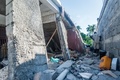 地震に見舞われたハイチ南西部レカイで、生存者を捜索する人（2021年8月15日撮影）。(c)Reginald LOUISSAINT JR / AFP