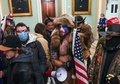 米首都ワシントンの連邦議会議事堂に乱入したジェイク・アンジェリことジェイコブ・アンソニー・チャンズリー容疑者（中央、2021年1月6日撮影）。(c)Saul LOEB / AFP