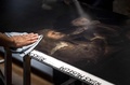 オランダ・アムステルダム国立美術館で巨匠レンブラントの作品「夜警」の復元部分を取り付けようとする職員（2021年6月22日撮影）。(c)Remko de Waal / ANP / AFP