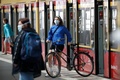 ドイツ首都ベルリンで、マスクを着けた列車の利用客（2020年4月27日撮影）。(c)Odd ANDERSEN / AFP