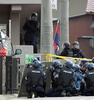 写真は同日、大林容疑者が立てこもる民家を取り囲む機動隊員ら。(c)AFP/Kazuhiro NOGI