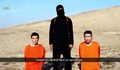イスラム過激派組織「イスラム国（Islamic State、IS）」がアルフルガン・メディア（Al-Furqan Media）を通じ公開したとされる動画に写る、後藤健二（Kenji Goto）さん（左）と湯川遥菜（Haruna Yukawa）さん（右）とみられる人質と、2人の間に立ちカメラに向かって話す戦闘員（2015年1月20日取得）。(c)AFP/HO/AL-FURQAN MEDIA