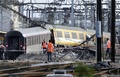 パリ（Paris）南郊ブレティニシュールオルジュ（Bretigny-sur-Orge）の駅で脱線した列車の車両（2013年7月12日撮影）。(c)AFP/KENZO TRIBOUILLARD