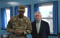 南北軍事境界線上の板門店で、在韓米軍のビンセント・ブルックス司令官（左）と会話を交わすレックス・ティラーソン米国務長官（中央）、および窓越しにカメラを向ける北朝鮮の兵士（2017年3月17日撮影）。(c)AFP/Lee Jin-man