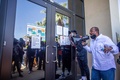 米カリフォルニア州ロサンゼルス郡パームデールの市庁舎前で、木につり下がった状態で発見された黒人男性ロバート・フューラーさんの死に関する徹底捜査を要求する人々（2020年6月13日撮影）。(c)Apu GOMES / AFP