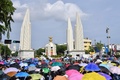 タイ・バンコクの民主記念塔周辺での反政府デモに参加した人々（2020年8月16日撮影）。(c)Lillian SUWANRUMPHA / AFP