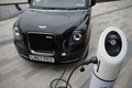 英ロンドンのバタシー充電スタンドで充電中の新型電気タクシー「TX eCity」（2017年12月5日撮影）。(c)AFP/Daniel LEAL-OLIVAS