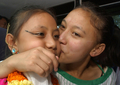 2007年7月18日、6週間の渡米からネパールの首都カトマンズ（Kathmandu）に帰り、家族に出迎えられる「クマリ」の少女Sajani Shakyaちゃん（左）。(c)AFP/PRAKASH MATHEMA