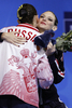 写真は、2位に入り銀メダルを獲得したロシアのナターリア・イシェンコ（%%Natalia Ischenko%%）と抱擁を交わすデデュー。(c)AFP/FRANCOIS-XAVIER MARIT