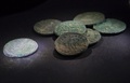 スペイン南部セビリアの工事現場から見つかった古代ローマ時代の硬貨。同市の考古学博物館で（2016年4月28日撮影）。(c)AFP/Gogo Lobato