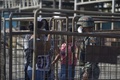 エクアドル・グアヤキルの刑務所で、警察と話す受刑者の親族（2021年9月28日撮影）。(c)Fernando Mendez / AFP