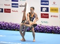 都内で開催されたシンクロナイズドスイミングの日本選手権で、混合デュエットのエキシビションに出場した足立夢実さん（左）と安部篤史さん（2015年5月4日撮影）。(c)AFP/Toru YAMANAKA