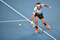 全豪オープンテニス、男子シングルス決勝。バックハンドを打つロジャー・フェデラー（2017年1月29日撮影）。(c)AFP/PETER PARKS