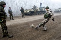 ウクライナ東部スビトロダルスクで、デバルツェボへと続く道路でサッカーをする兵士ら（2015年2月15日撮影）。(c)AFP/VOLODYMYR SHUVAYEV