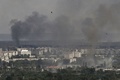 ロシア軍の攻撃が続くウクライナ東部セベロドネツクから立ち上る煙（2022年6月17日撮影）。(c)ARIS MESSINIS / AFP