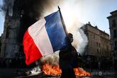 フランス全土で物価高抗議デモ、警察と衝突 略奪や放火も