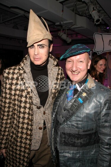 スティーブン・ジョーンズ、ヘアサロンのイベントに作品提供 写真2枚