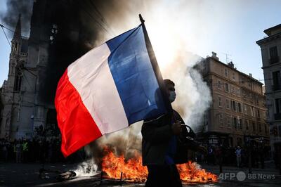 フランス全土で物価高抗議デモ、警察と衝突 略奪や放火も