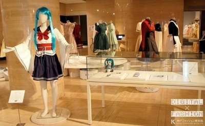 ジャパニーズポップカルチャーも提案、「デジタル×ファッション 二進法からアンリアレイジ、ソマルタまで」展