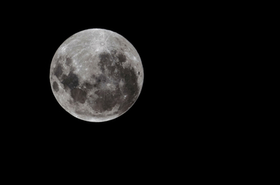 月の水、彗星がもたらした可能性 水素同位体比ほぼ同じ