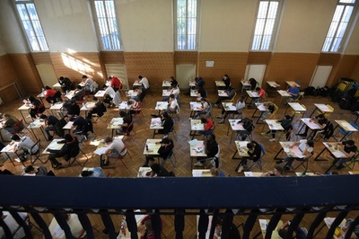 仏バカロレア試験で問題流出、採点担当教員らは答案返却拒否