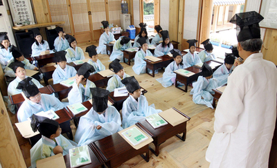 いにしえの教え学ぶ夏休み、韓国の小学生ら