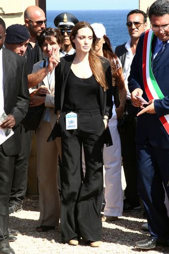 A・ジョリー、イタリア南部の島で難民と面会