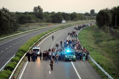 ハンガリーで移民が規制線突破、200人が高速道路を行進