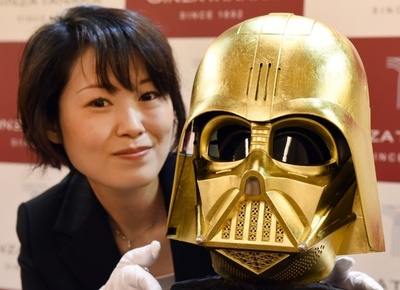 金のダース・ベイダー・マスク、田中貴金属が公開