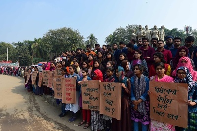 名門大の女子学生が性的暴行被害、学生らが大規模抗議 バングラ