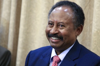 スーダンで文民多数の統治機構発足 首相就任