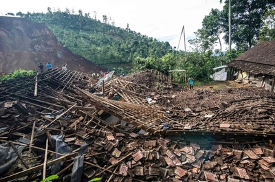 インドネシアで土砂崩れ、少なくとも2人死亡 26人行方不明