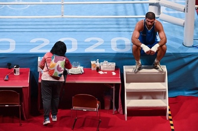 失格負け五輪仏ボクサーが座り込み、「不当」な判定に抗議