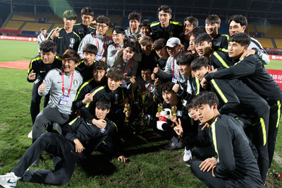 トロフィー踏みつけ問題、大韓サッカー協会が懲戒処分検討へ