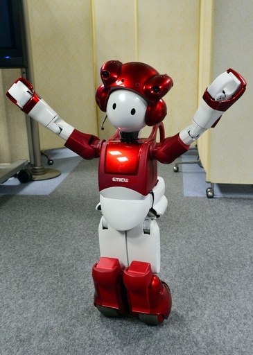 日立の人型ロボット「EMIEW2」、対話技術を披露