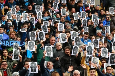 ナポリファンが人種差別を受けたクリバリを激励、顔写真でスタンドを埋め尽くす