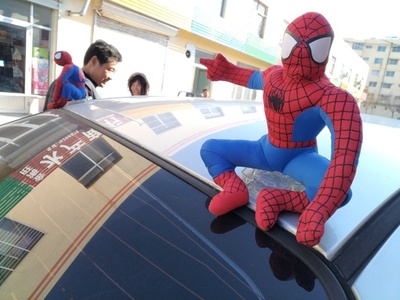 車の上にスパイダーマンを飾るのは「違法行為」　中国・山東省警察