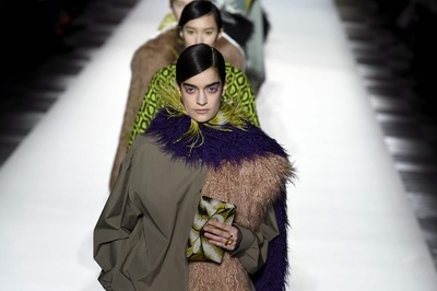 圧倒的な存在感放つテキスタイル、「ドリス ヴァン ノッテン」18/19年秋冬