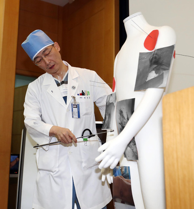 韓国へ亡命の北朝鮮兵、容体安定も寄生虫が命を脅かす恐れ