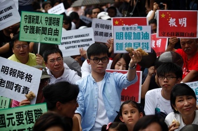 新聞編集者解雇に数百人が抗議、報道の自由の侵害懸念 香港