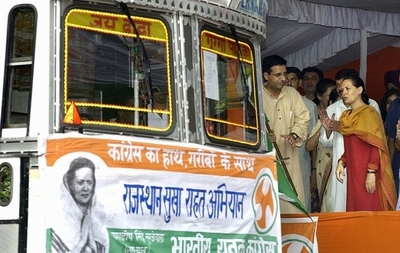 集金袋をひったくると電気ショック、多発するバス強盗対策で インド