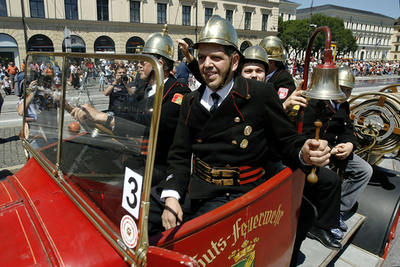 消防隊員が主役のパレード