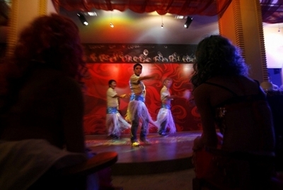 中国初の公的支援のゲイバー、雲南にオープン エイズ情報も提供