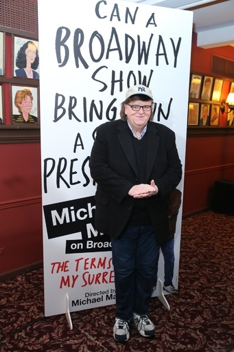映画監督マイケル・ムーア氏、ブロードウェーで舞台デビューへ