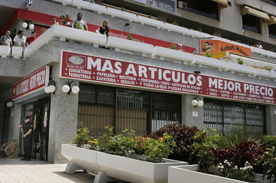 リゾート地テネリフェ島、買い物中の英国人女性が頭部切断される