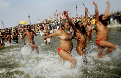 ヒンドゥー教の祭典、「罪の浄化」のためガンジス川へ - インド
