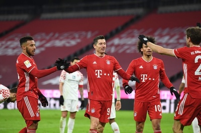 バイエルン、2点差から逆転勝利で首位キープ