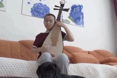 目に障害のある女の子が中国名門の中央音楽学院に進学 琵琶を専攻